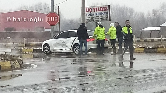 Polisevi kavşağında kaza