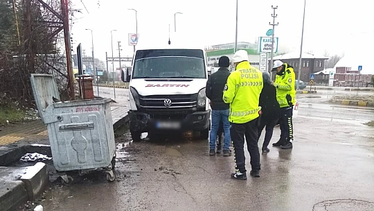 Polisevi kavşağında kaza