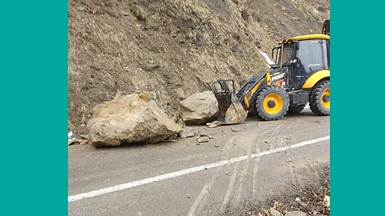 Dev kayalar yola düştü