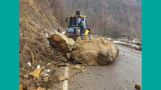Dev kayalar yola düştü