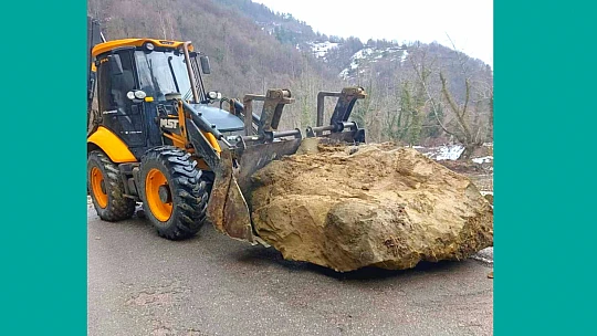 Dev kayalar yola düştü