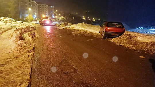 Çöp Konteynerine çarpıp kara saplandı