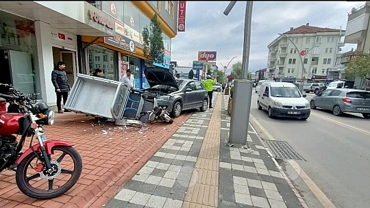 Bulvarda kaza ucuz atlatıldı