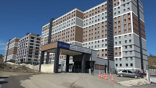 Kızıyla enkazda kaldı, komşuları kurtardı