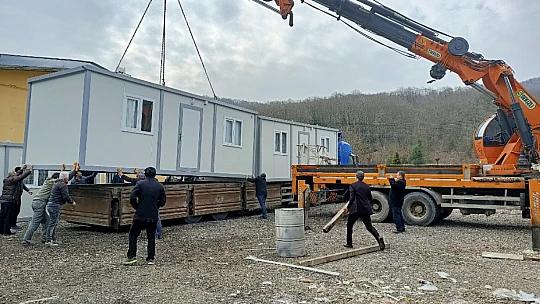 Bartın'dan depremzedelere 12 konteyner