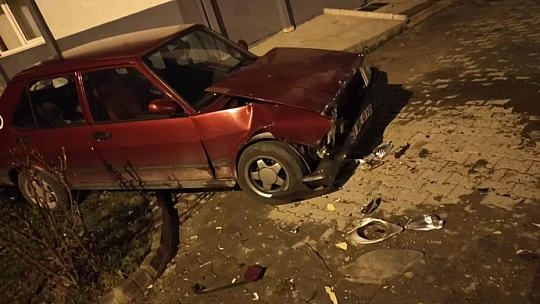 Kaldırımdaki araca çarptı