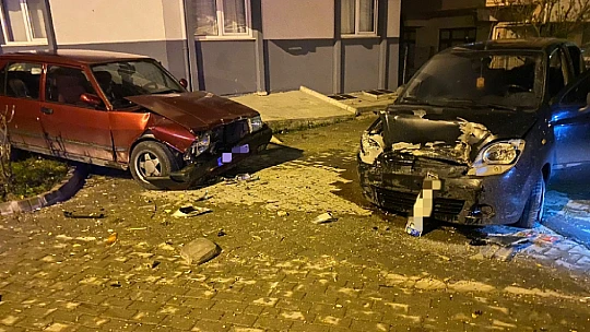Kaldırımdaki araca çarptı