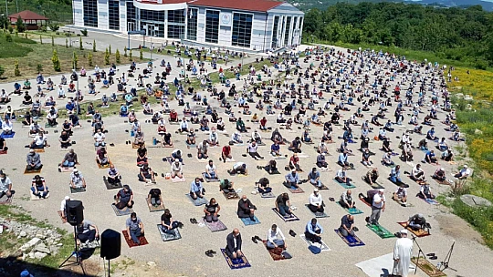 Seccadesini alan meydanlara koştu