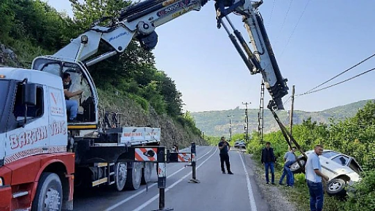 Otomobil şarampole devrildi