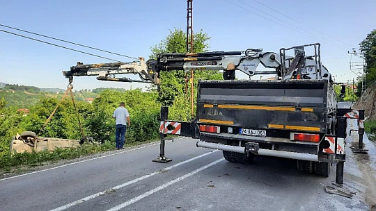 Otomobil şarampole devrildi