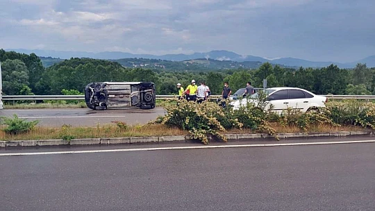 Orta refüje çarparak devrildi