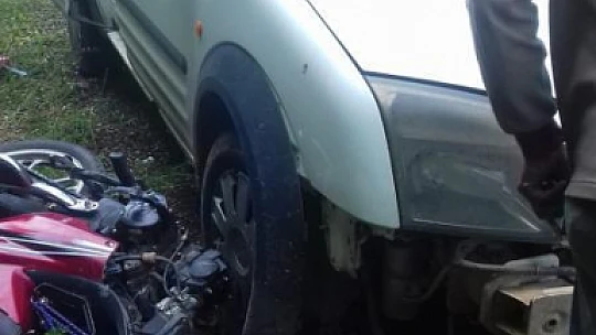 Motosiklet ile ticari araç çarpıştı