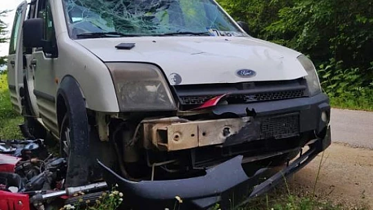 Motosiklet ile ticari araç çarpıştı