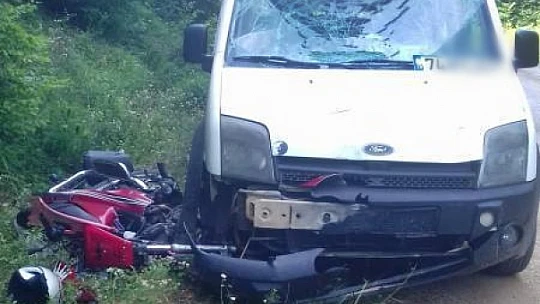 Motosiklet ile ticari araç çarpıştı