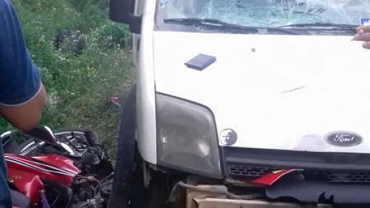 Motosiklet ile ticari araç çarpıştı