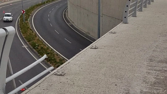 Aşağı uçmaktan korkuluklar kurtardı