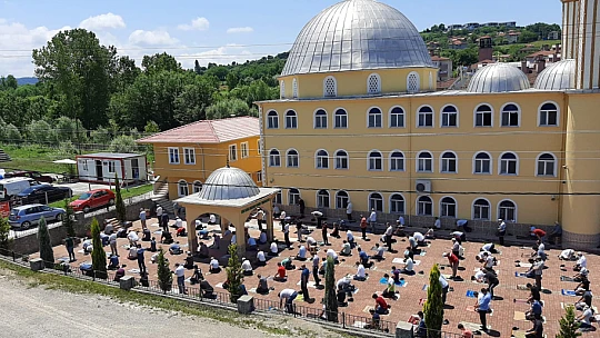 Cuma namazı belirlenen alanlarda kılındı