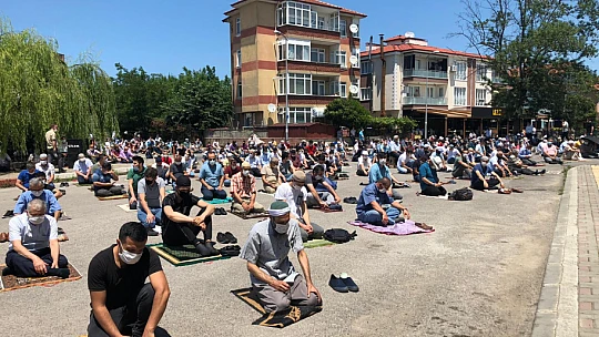 Cuma namazı belirlenen alanlarda kılındı