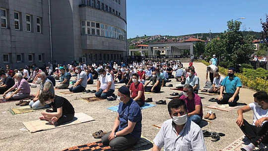 Cuma namazı belirlenen alanlarda kılındı