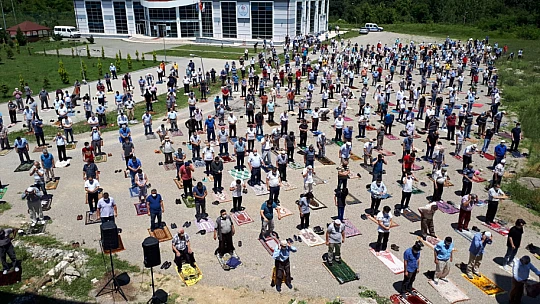 Cuma namazı belirlenen alanlarda kılındı