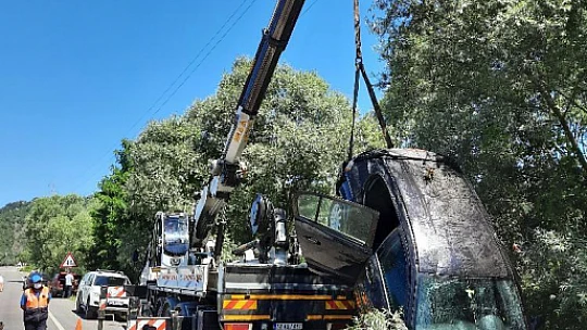 Tekneye çarpan Otomobil ırmağa uçtu