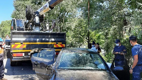 Tekneye çarpan Otomobil ırmağa uçtu