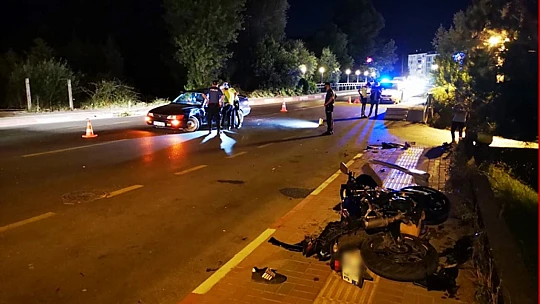 Otomobil ile motosiklet çarpıştı