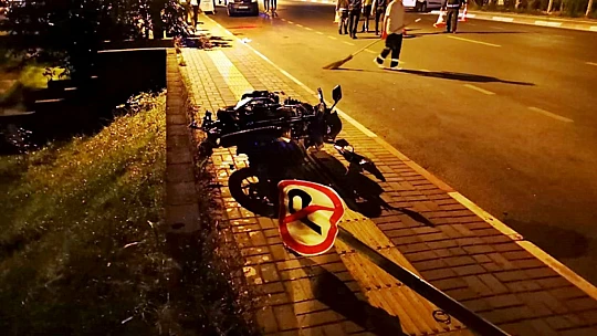 Otomobil ile motosiklet çarpıştı