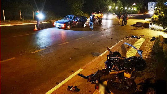 Otomobil ile motosiklet çarpıştı