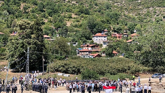 Babasının yanına defnedildi