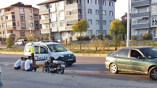 Motosiklet ile otomobil çarpıştı