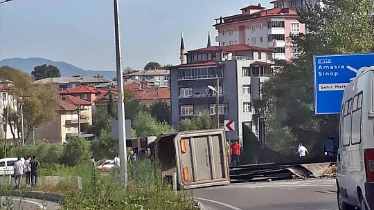 Çevre yolunda kaza, tır devrildi