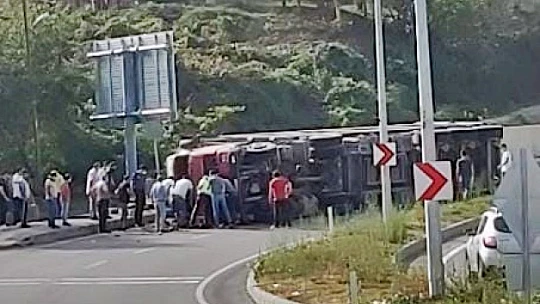 Çevre yolunda kaza, tır devrildi