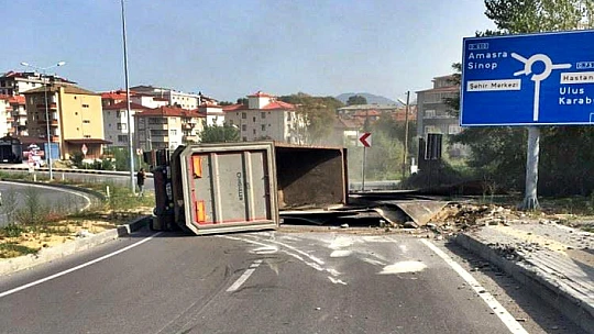 Çevre yolunda kaza, tır devrildi
