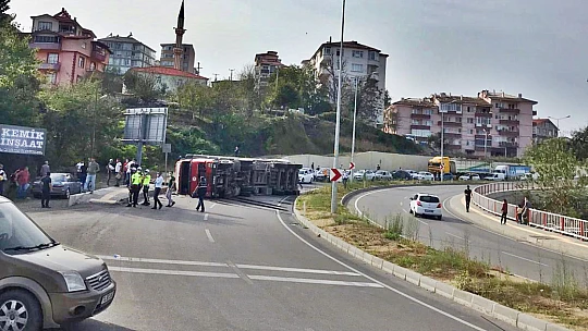 Çevre yolunda kaza, tır devrildi