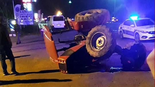 Otomobil ile traktör çarpıştı
