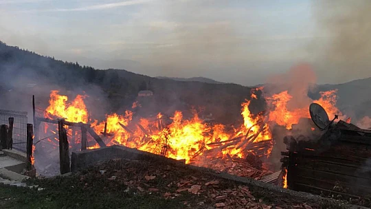Korkunç yangın, evler alevlere teslim