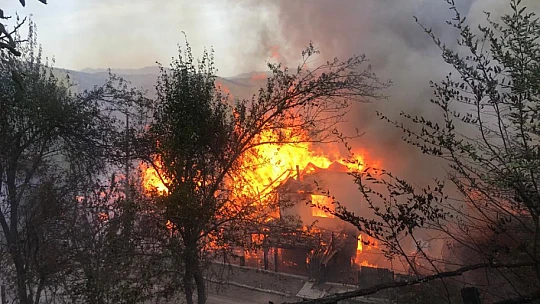 Korkunç yangın, evler alevlere teslim