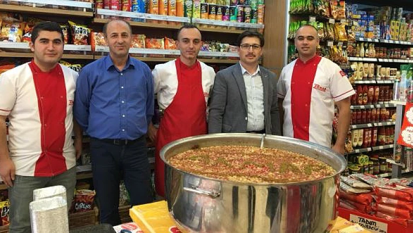 Akmar Market Müşterilerine Aşure İkram Etti