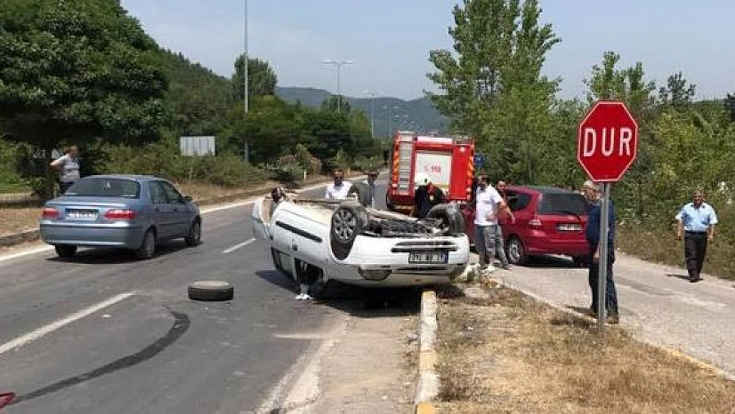 Takla atan ara ters döndü, 2 yaralı