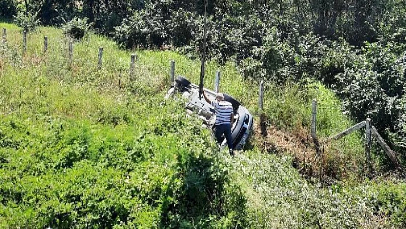 Trafik levhasına çarpıp şarampole yuvarlandı